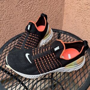 Nike Women’s React Phantom Run Flyknit 2 Running Shoes